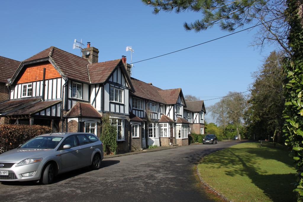 The Manor House Bed & Breakfast Crawley  Exterior photo